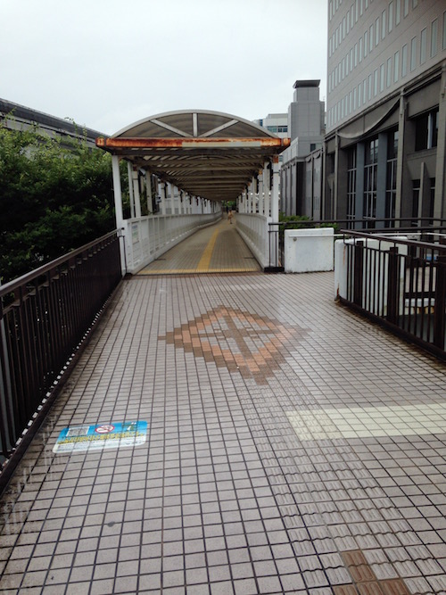 駅に直結している歩道橋