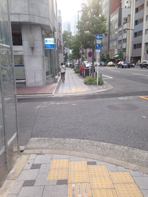 マンションの隣には大阪シティ信用金庫があります。